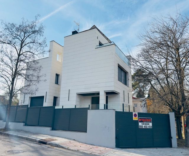 Vista exterior de Casa o xalet en venda en  Madrid Capital amb Aire condicionat, Calefacció i Jardí privat