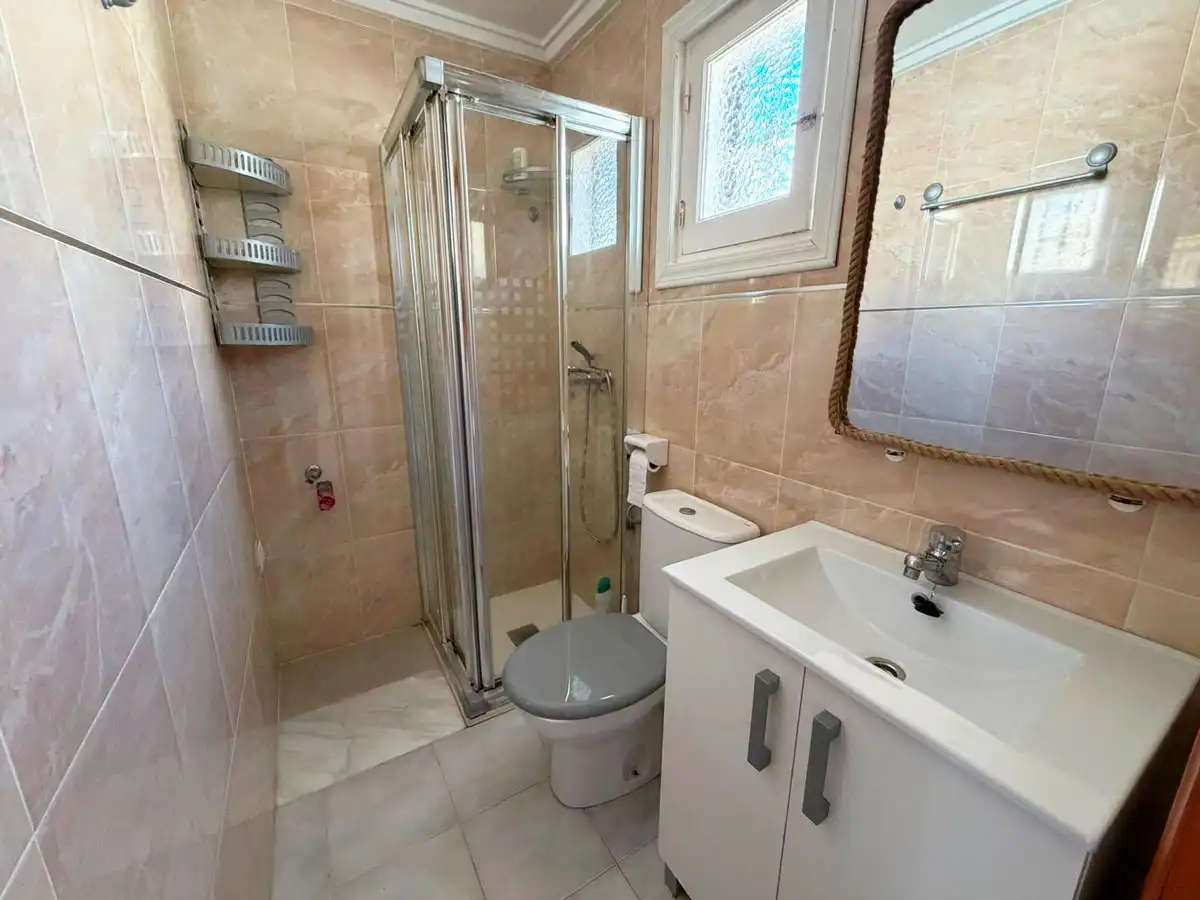 Baño de Piso en venta en Torrevieja con Terraza, Amueblado y Horno