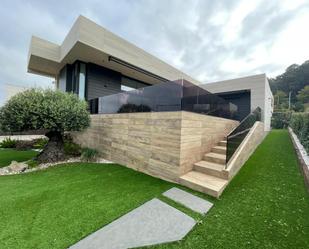 Vista exterior de Casa o xalet de lloguer en Oleiros amb Jardí privat, Terrassa i Piscina