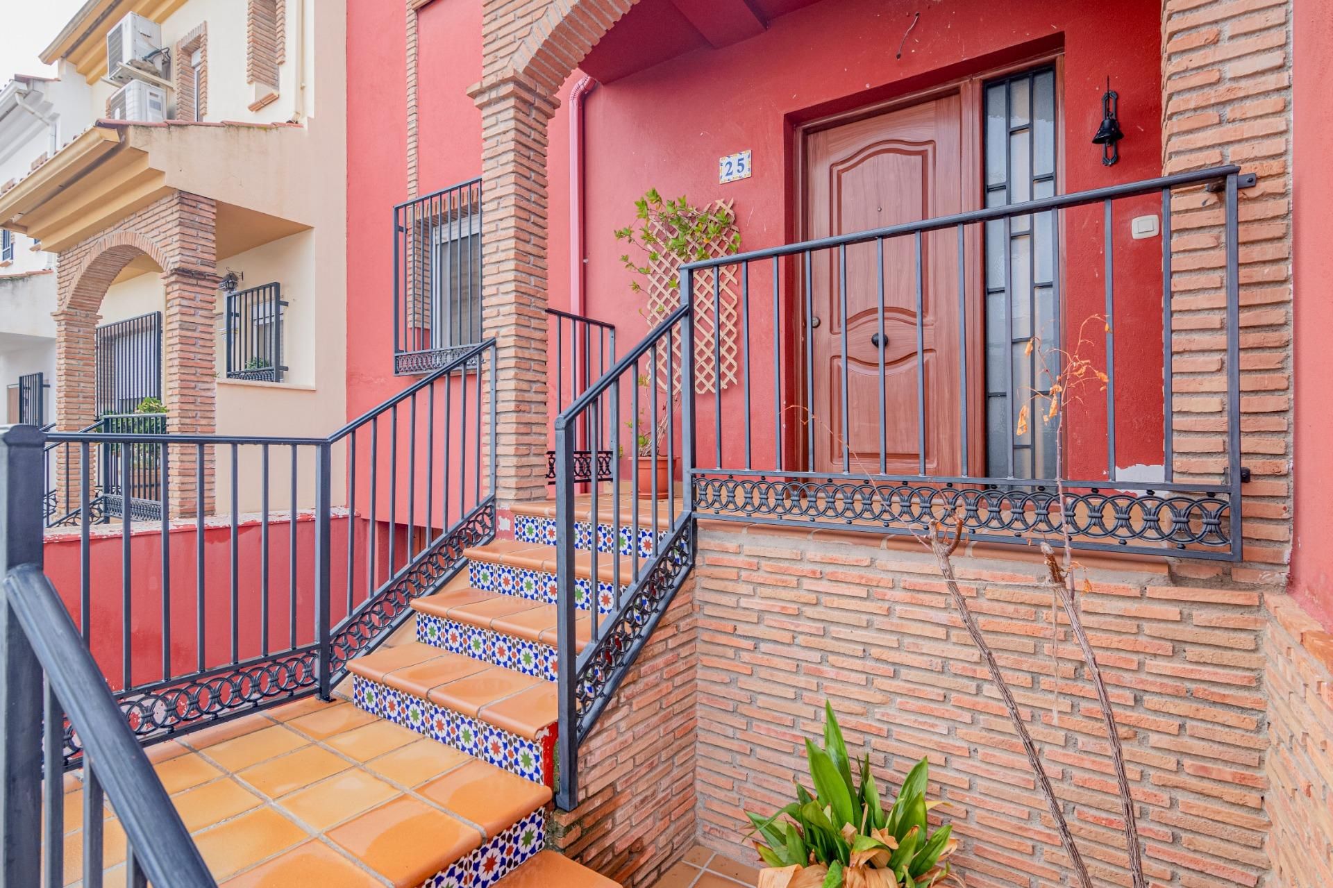 Exterior view of Single-family semi-detached for sale in Güevéjar  with Air Conditioner, Terrace and Storage room