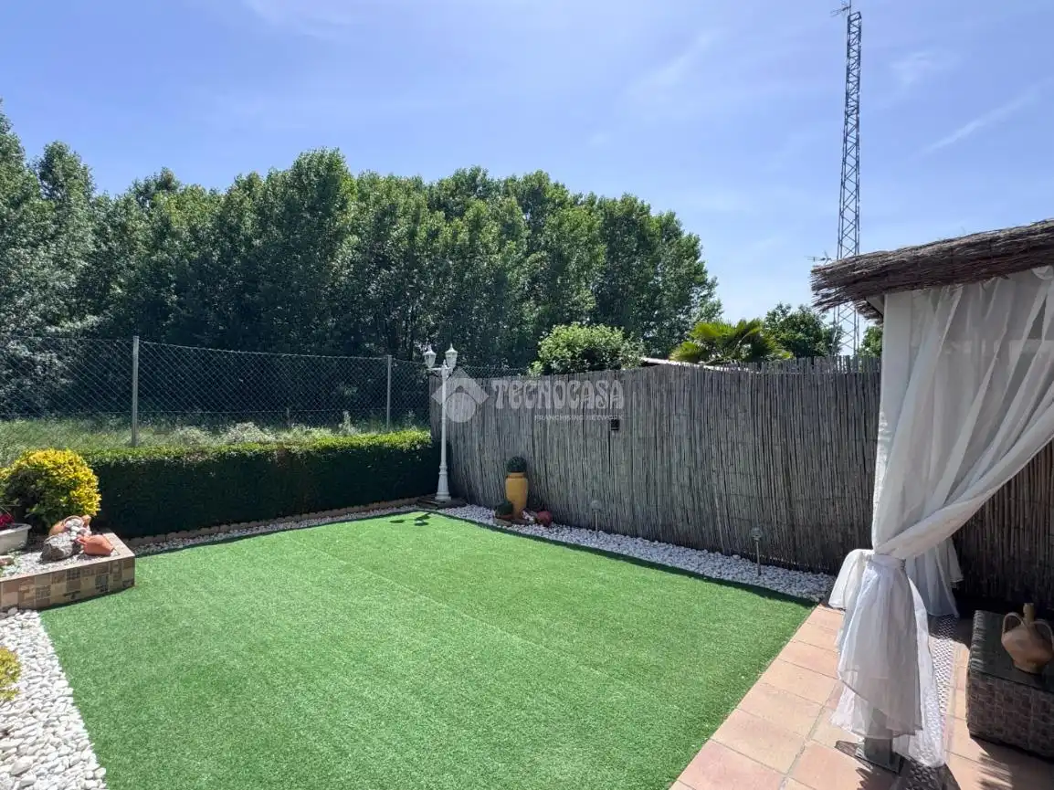 Jardín de Casa adosada en venta en Valdefresno con Calefacción, Parquet y Piscina comunitaria