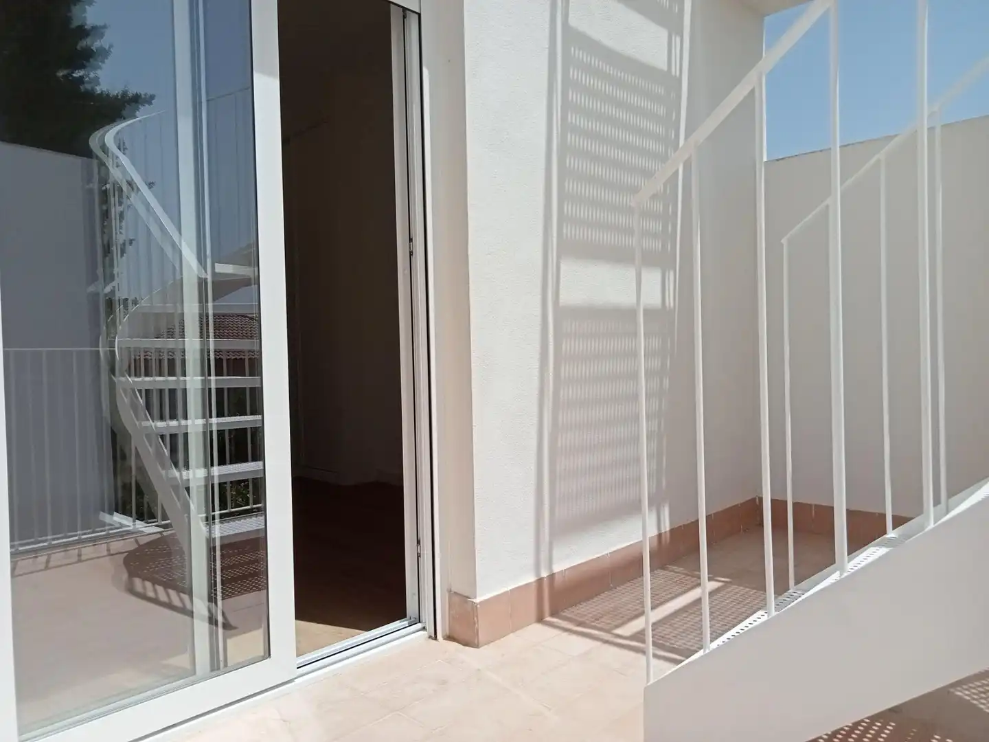 Terrasse von Dachboden zur Miete in Espartinas mit Klimaanlage, Terrasse und Abstellraum