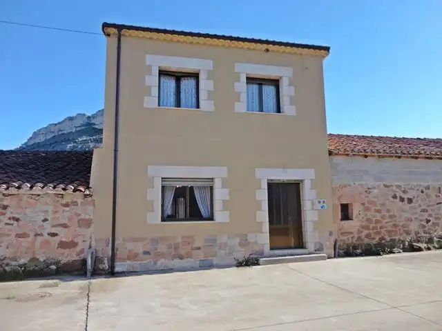 Vista exterior de Casa o chalet en venta en Cascajares de la Sierra con Trastero y Amueblado