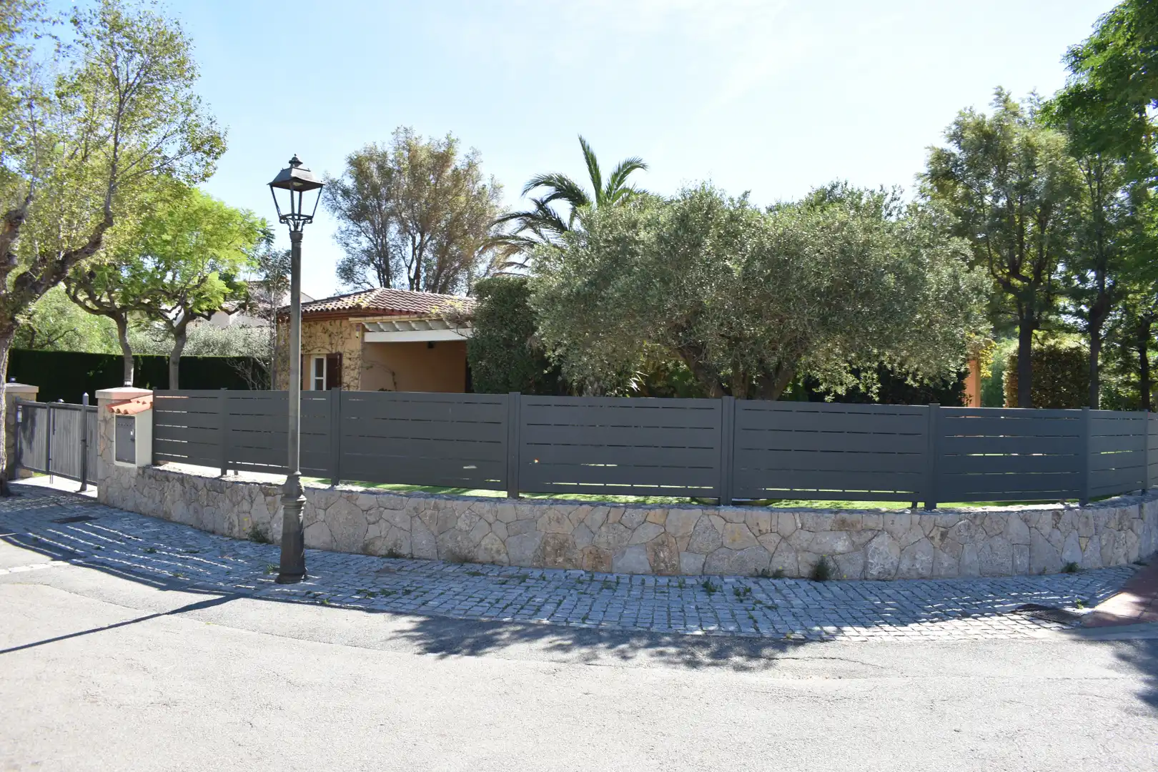 Vista exterior de Casa o xalet en venda en Mont-roig del Camp amb Aire condicionat, Calefacció i Jardí privat