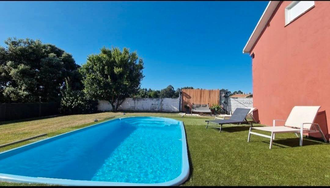 Piscina de Casa o xalet en venda en Oleiros amb Calefacció, Jardí privat i Parquet