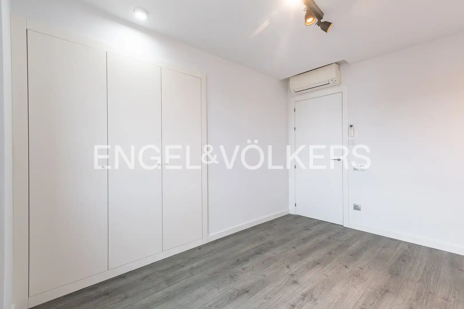 Bedroom of Attic for sale in Sabadell  with Air Conditioner, Heating and Parquet flooring