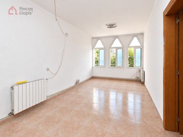 Flat with lift for sale in Calle Ferrocarrils Catalans 75