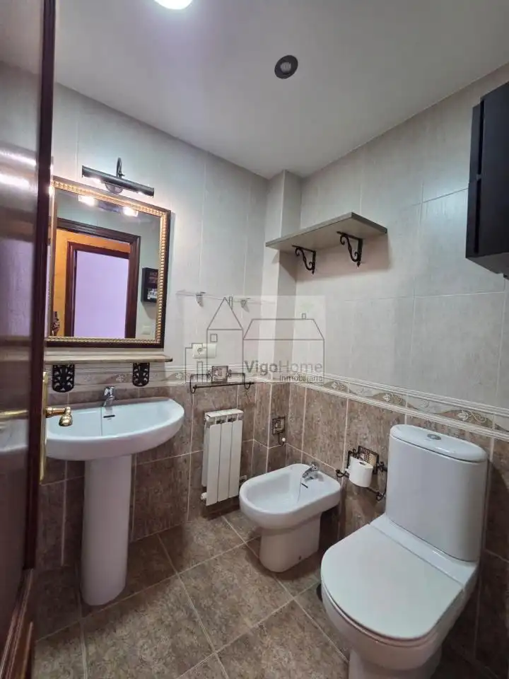Bathroom of Attic for rent in Vigo   with Heating, Parquet flooring and Terrace