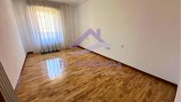 Dormitori de Pis en venda en Saldaña amb Calefacció, Parquet i Terrassa