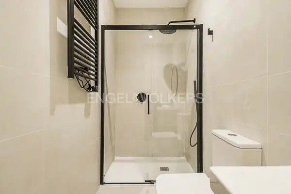 Bathroom of Flat for sale in Madrid  with Air Conditioner, Heating and Parquet flooring