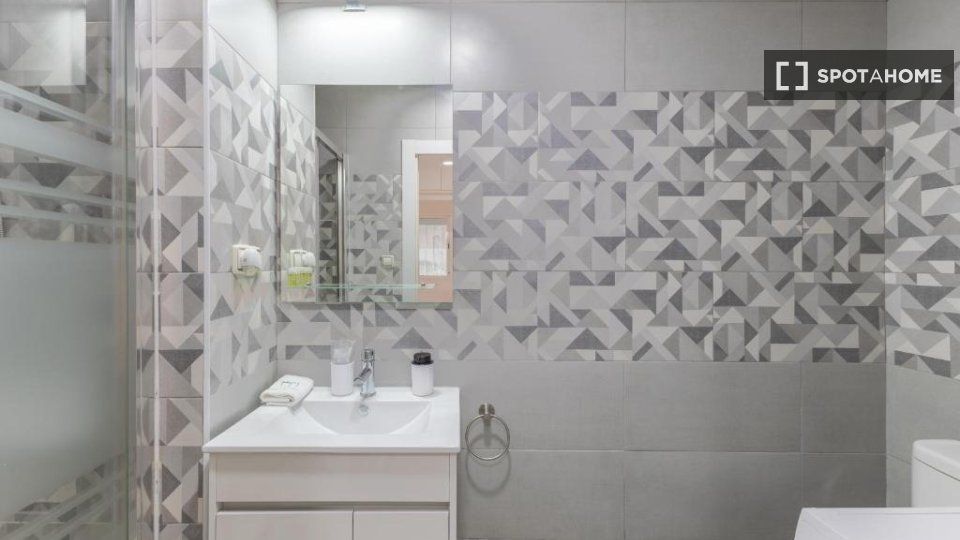 Bathroom of Flat to rent in  Madrid Capital  with Air Conditioner, Heating and Furnished