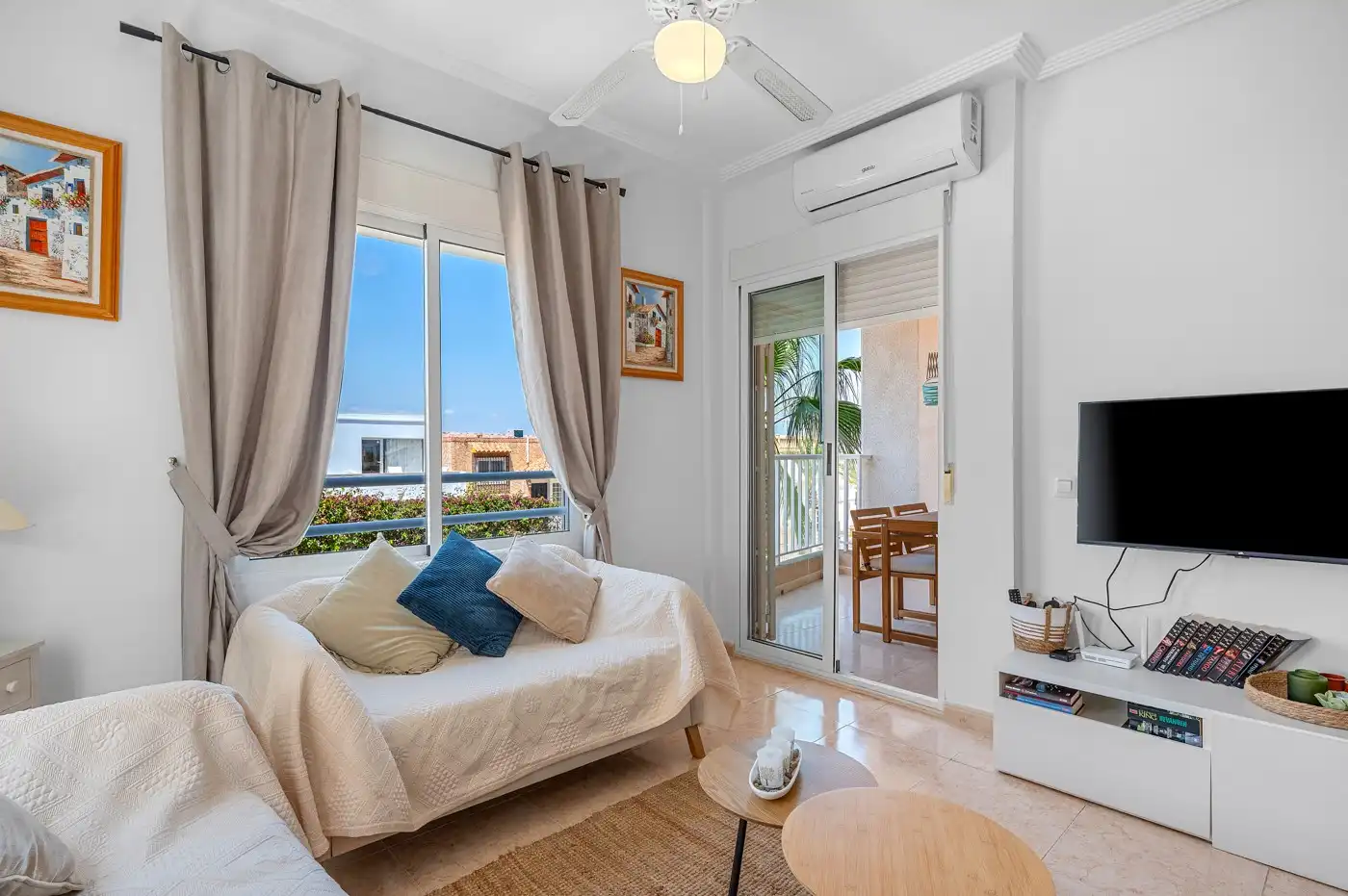 Sala de estar de Apartamento en venta en Torrevieja con Aire acondicionado, Amueblado y Horno
