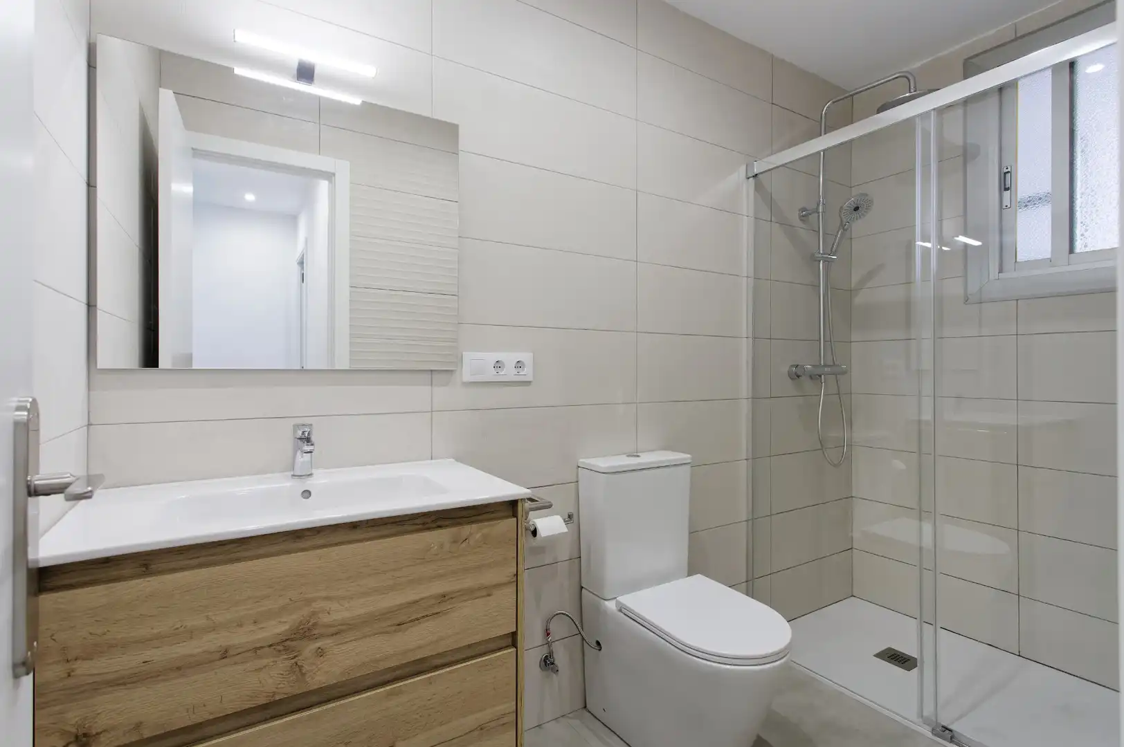 Badezimmer von Wohnung zum Verkauf in L'Hospitalet de Llobregat mit Parkett und Balkon