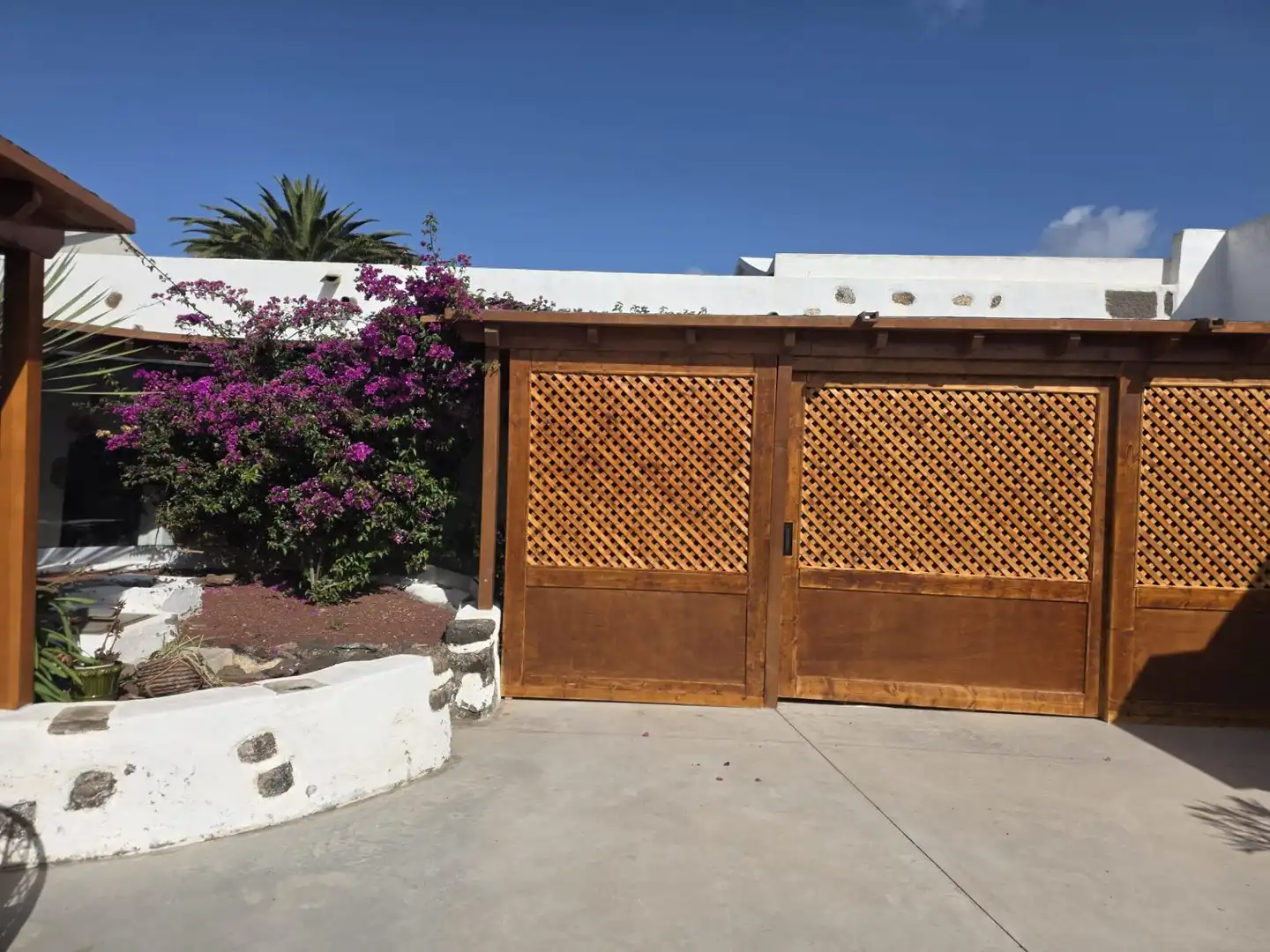 Vista exterior de Casa o xalet en venda en Yaiza amb Terrassa, Traster i Moblat