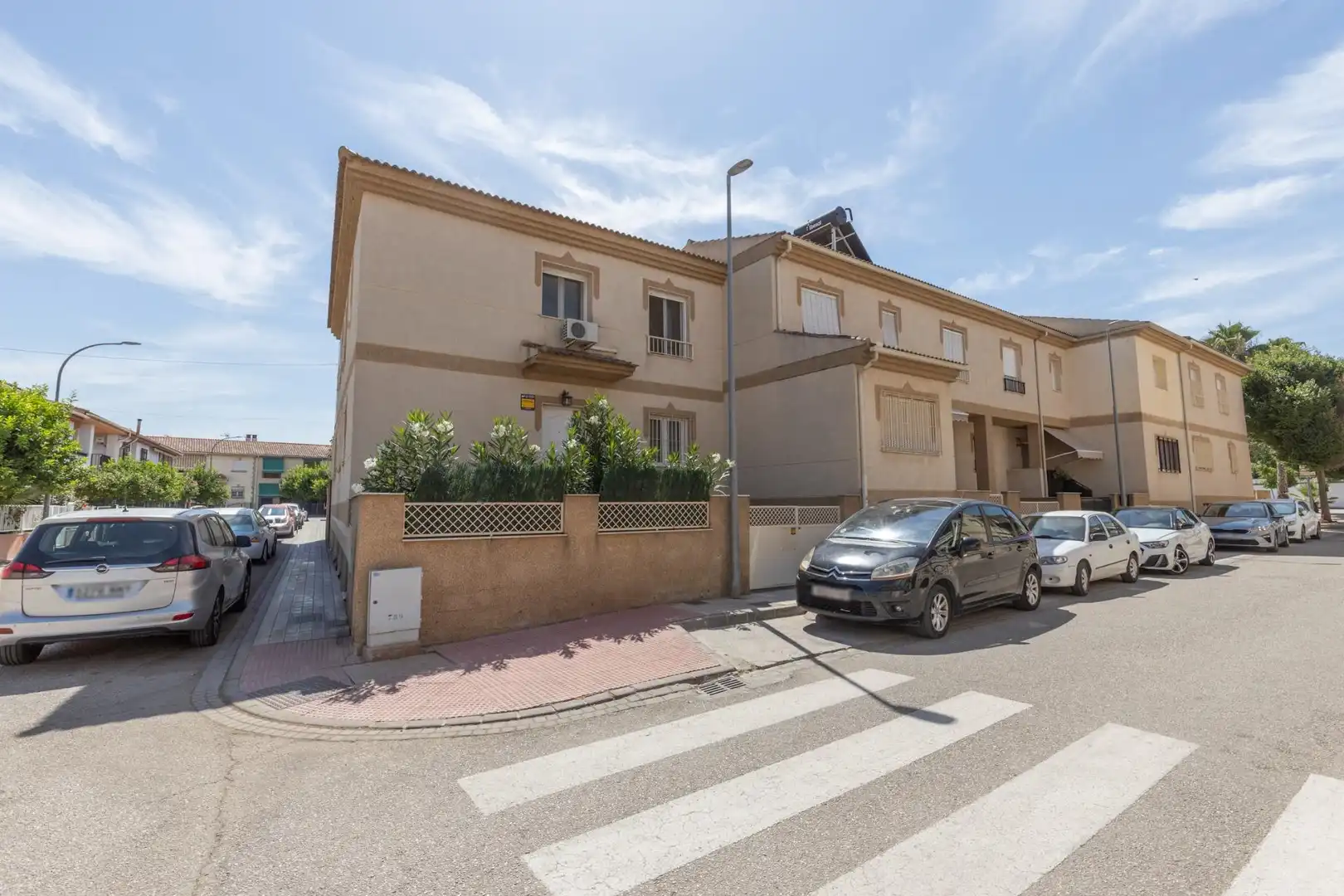 Vista exterior de Casa adosada en venda en Santa Fe amb Calefacció i Piscina comunitària