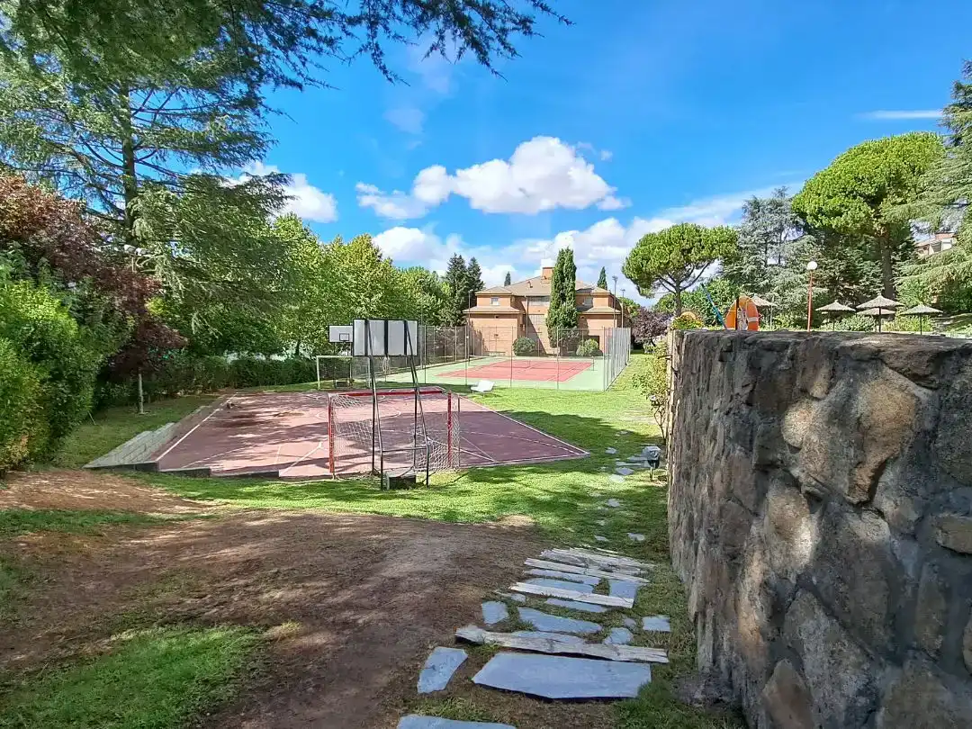 Jardí de Pis de lloguer en Majadahonda amb Aire condicionat i Piscina