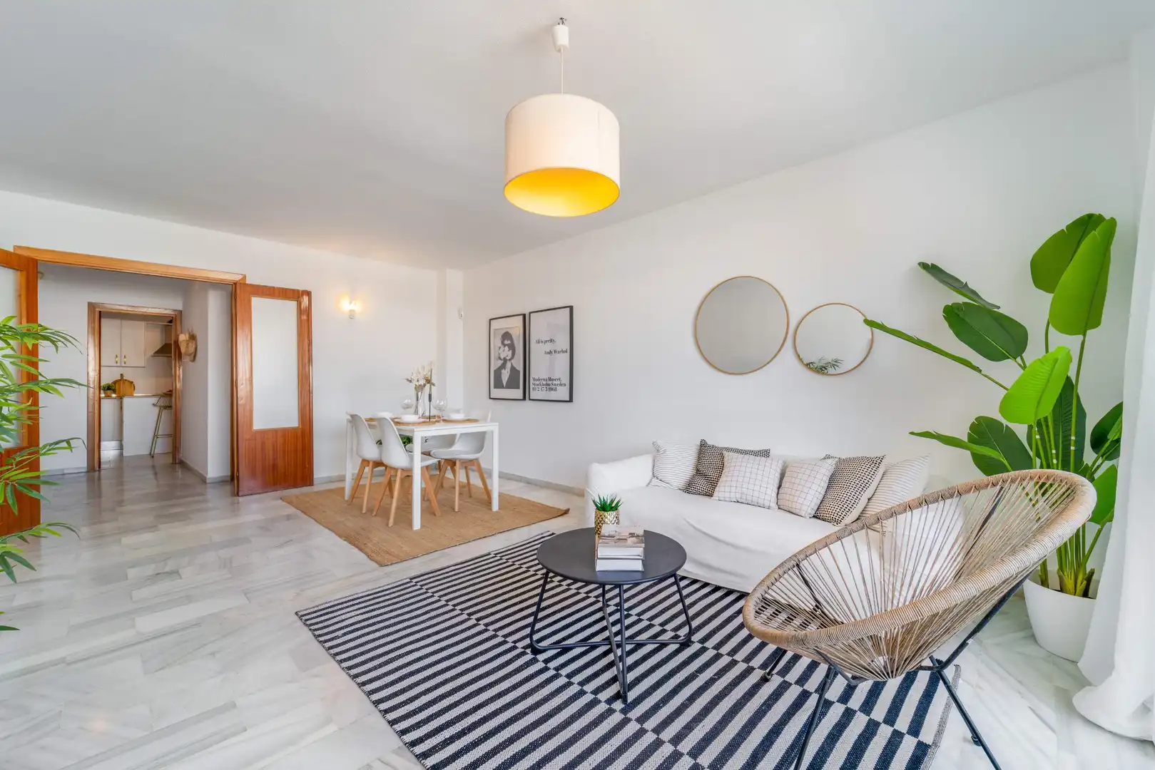 Sala de estar de Piso en venta en Fuengirola con Terraza, Trastero y Piscina comunitaria