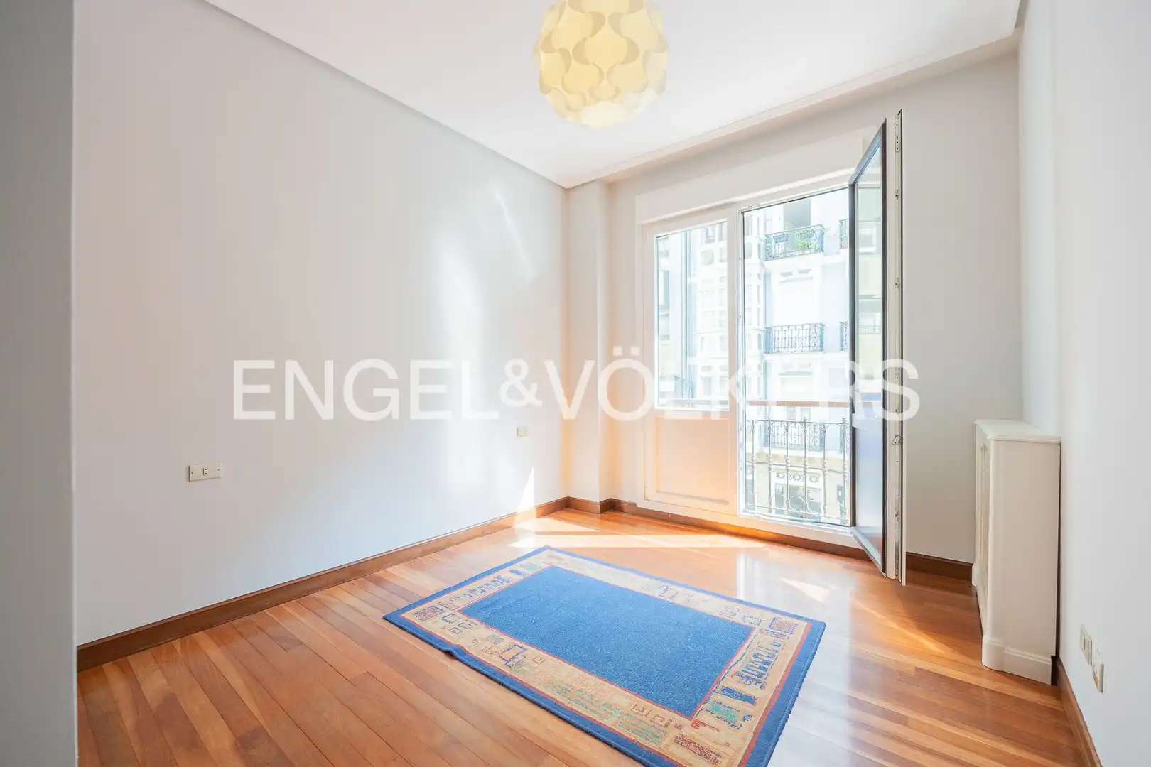 Außenansicht von Wohnung zum Verkauf in Bilbao  mit Heizung, Parkett und Balkon