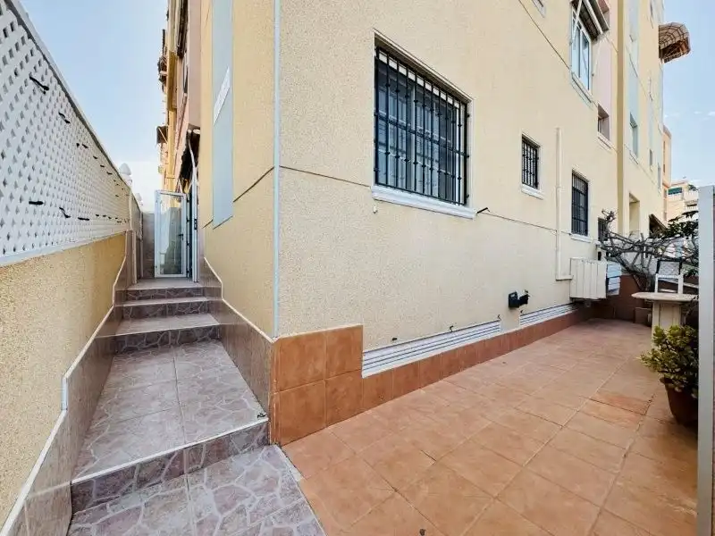 Vista exterior de Apartament en venda en Torrevieja amb Terrassa, Moblat i Piscina comunitària