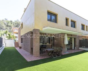 Vista exterior de Casa adosada en venda en Castelldefels amb Aire condicionat, Terrassa i Piscina