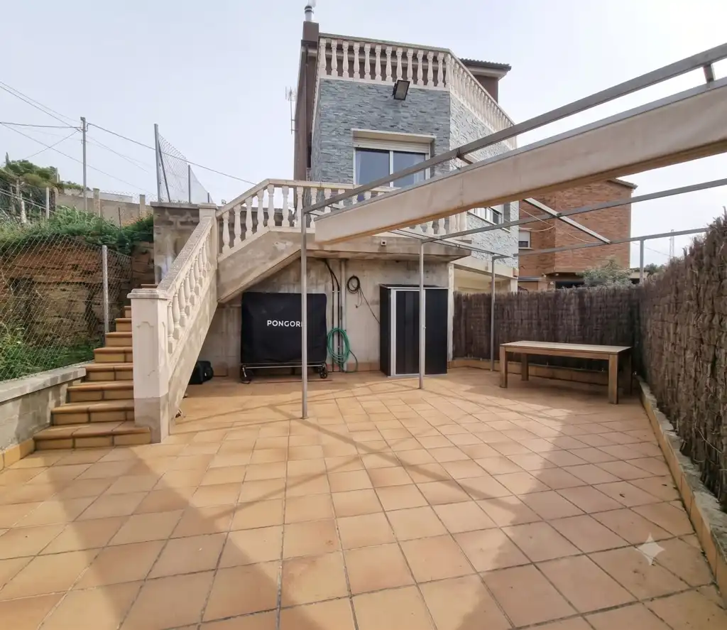 Terrassa de Casa o xalet en venda en Terrassa amb Aire condicionat, Jardí privat i Terrassa