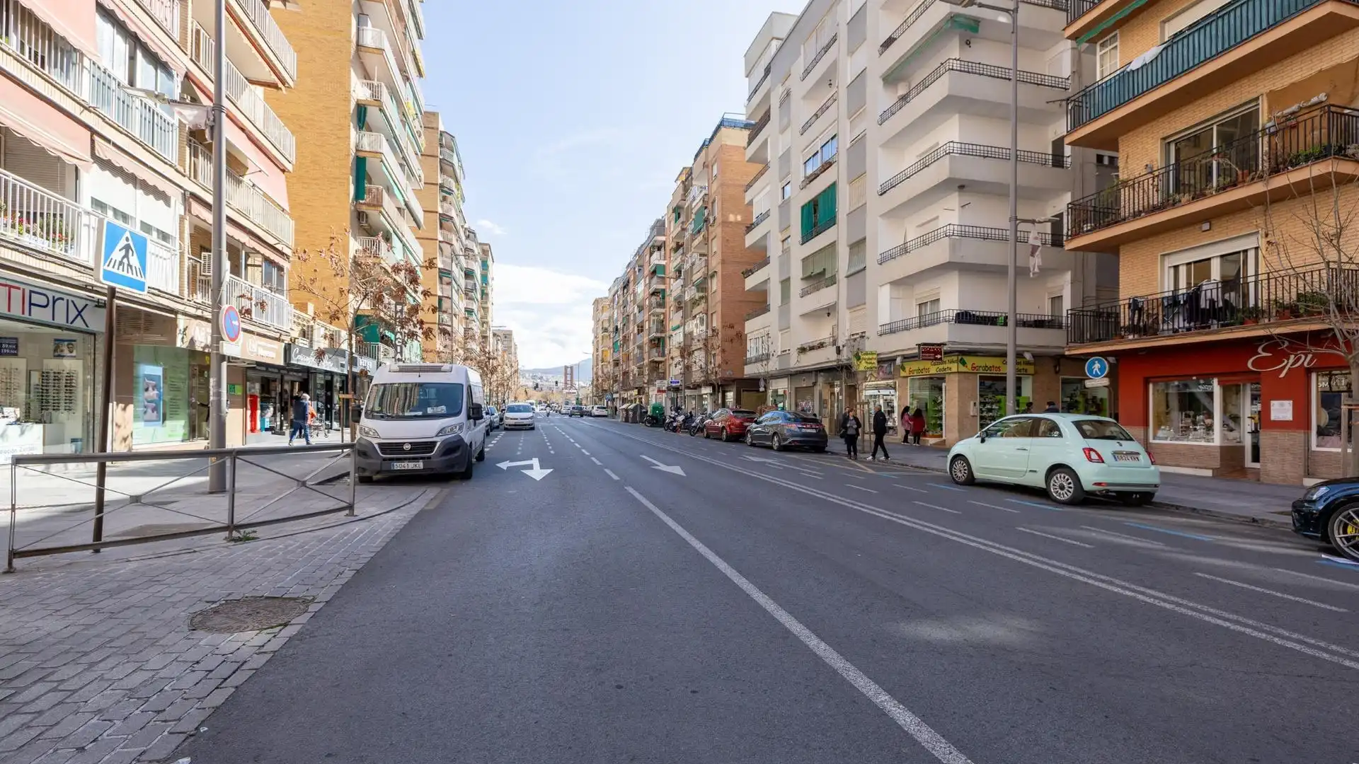 Vista exterior de Local en venta en  Granada Capital con Aire acondicionado