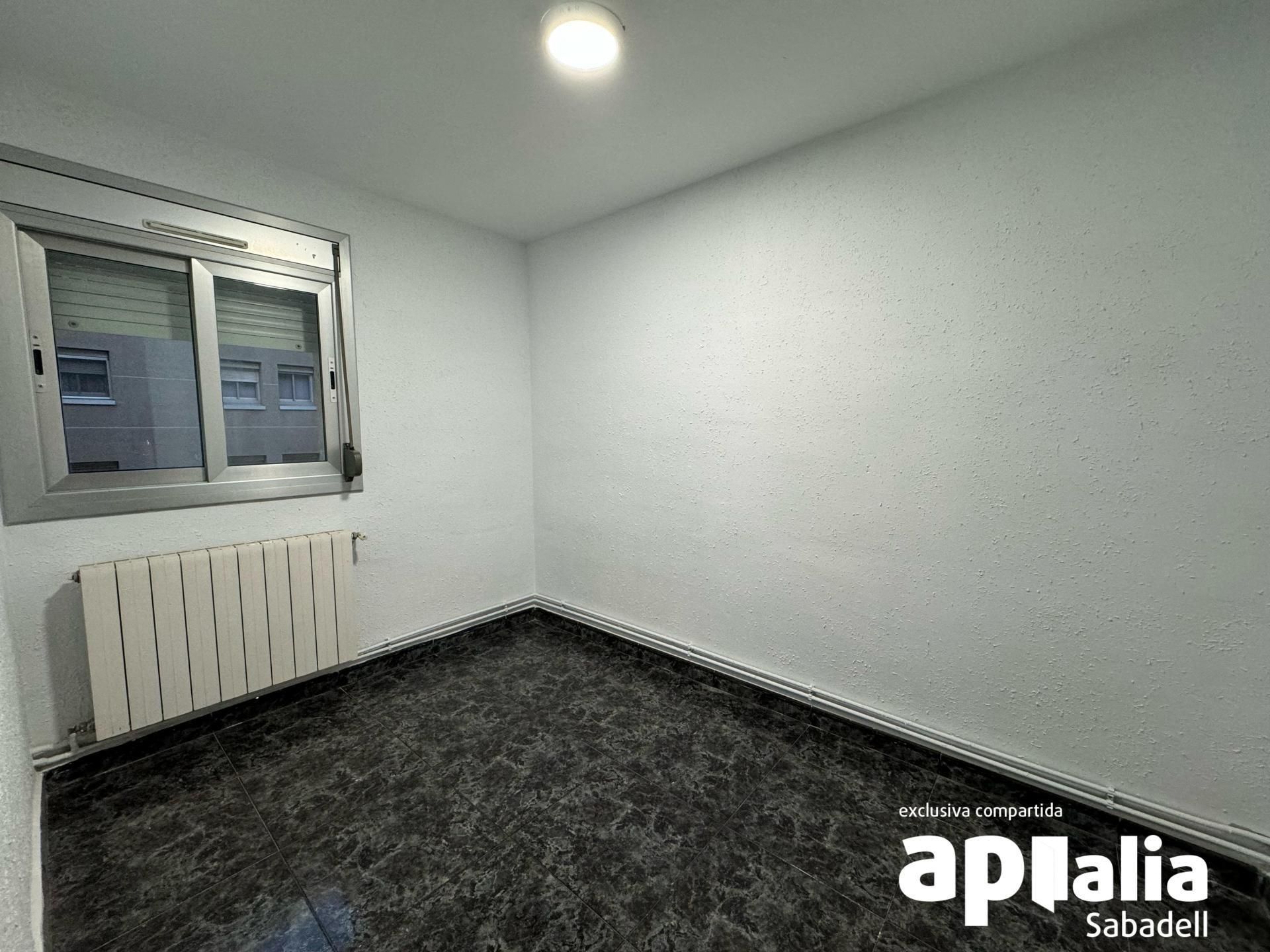 Flat for sale in Sabadell  with Air Conditioner, Heating and Alarm