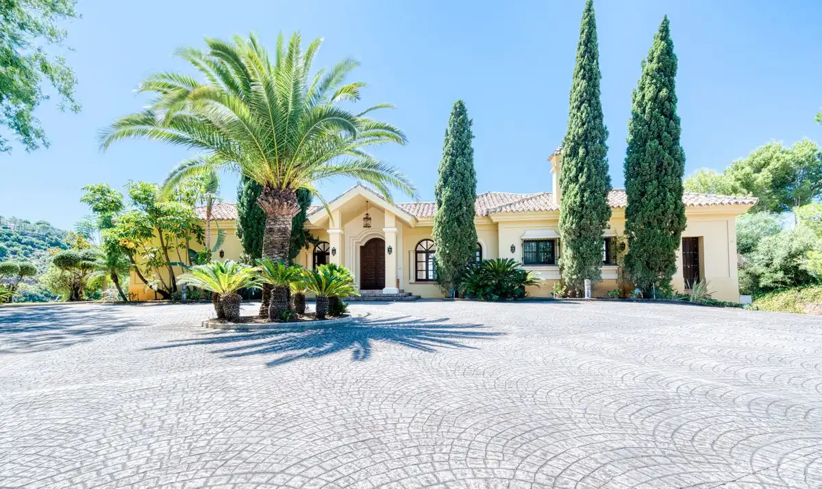 Vista exterior de Casa o chalet de alquiler en Benahavís con Aire acondicionado, Jardín privado y Terraza