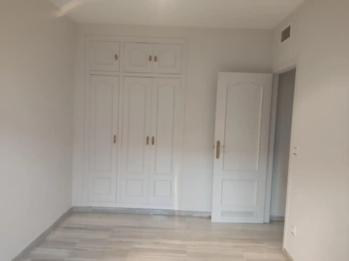 Flat with terrace for sale in Calle Victoria Kent, imagen 5