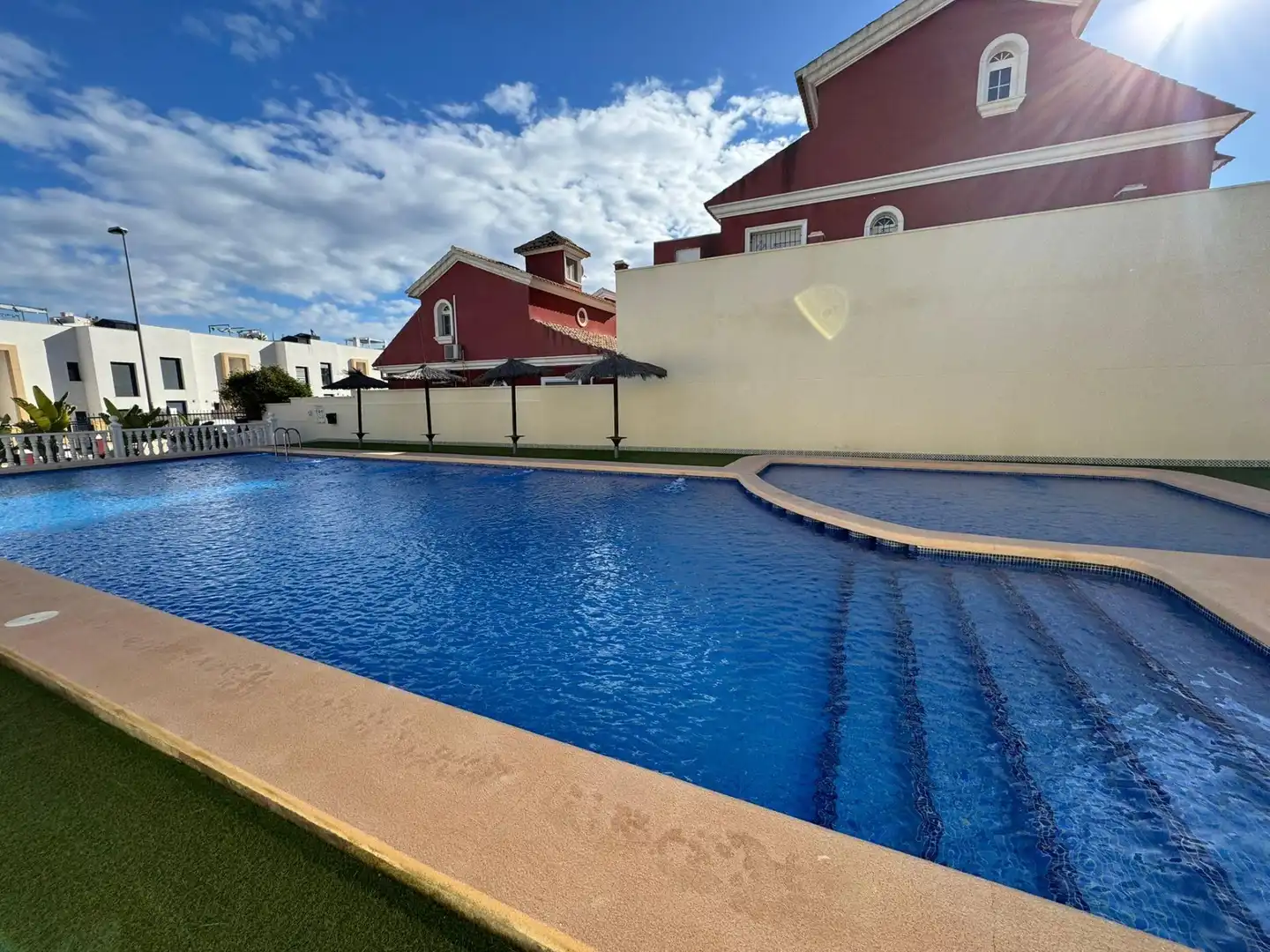 Piscina de Casa adosada en venda en Orihuela amb Aire condicionat, Jardí privat i Terrassa