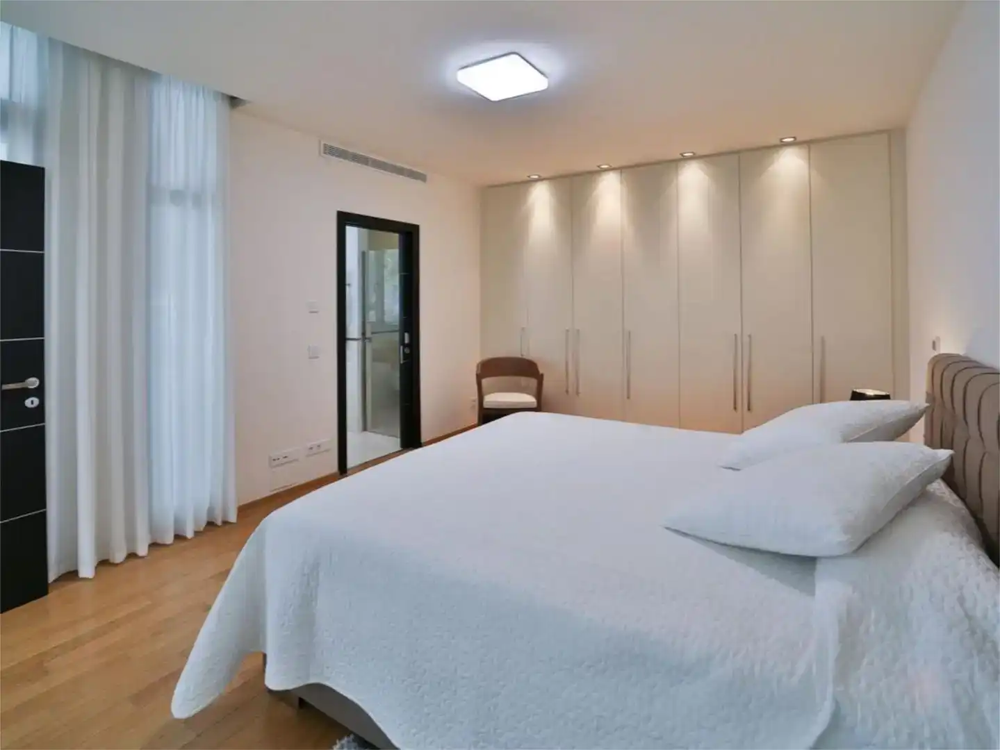 Dormitori de Casa o xalet de lloguer en Marbella amb Aire condicionat, Piscina i Balcó