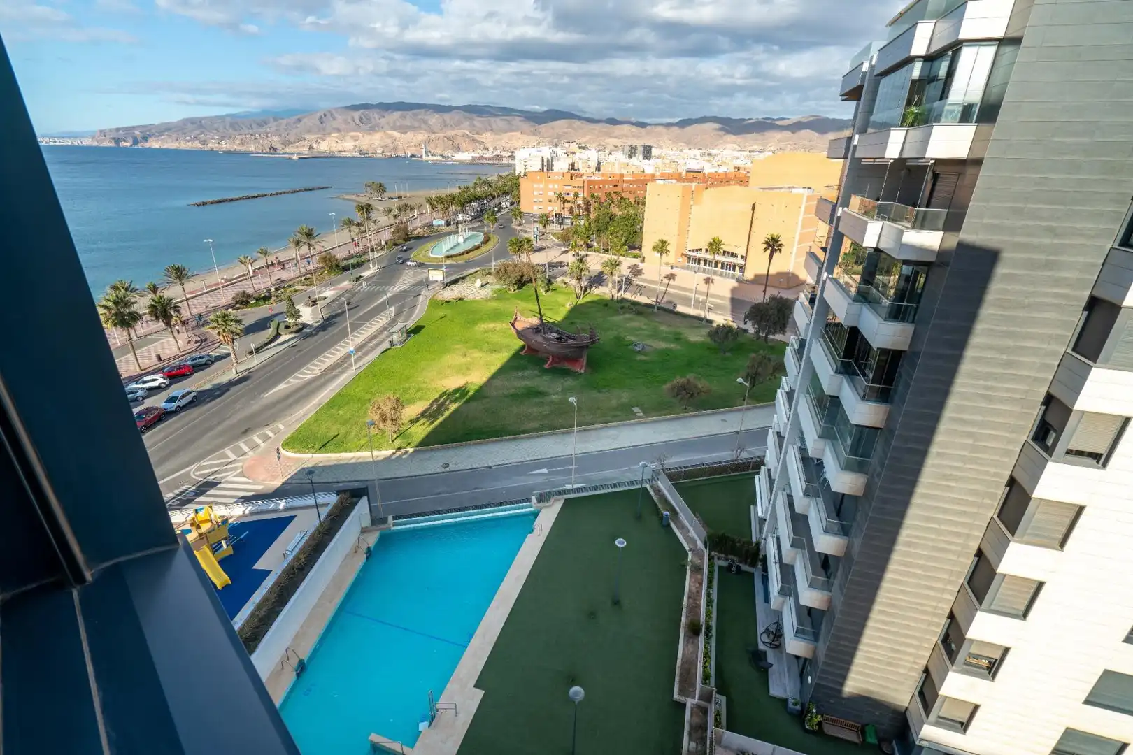 Piscina de Piso en venta en Almería con Aire acondicionado, Calefacción y Jardín privado