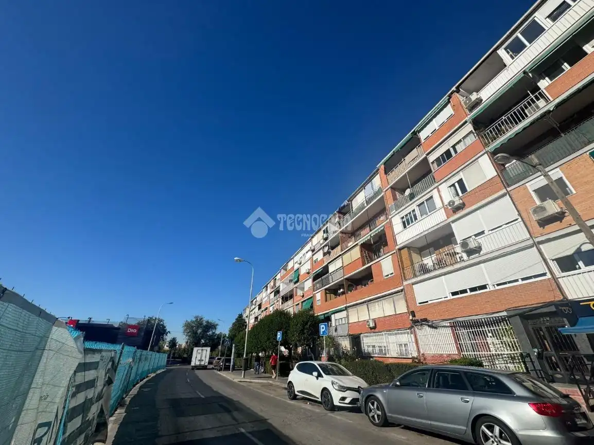 Vista exterior de Pis en venda en Latina