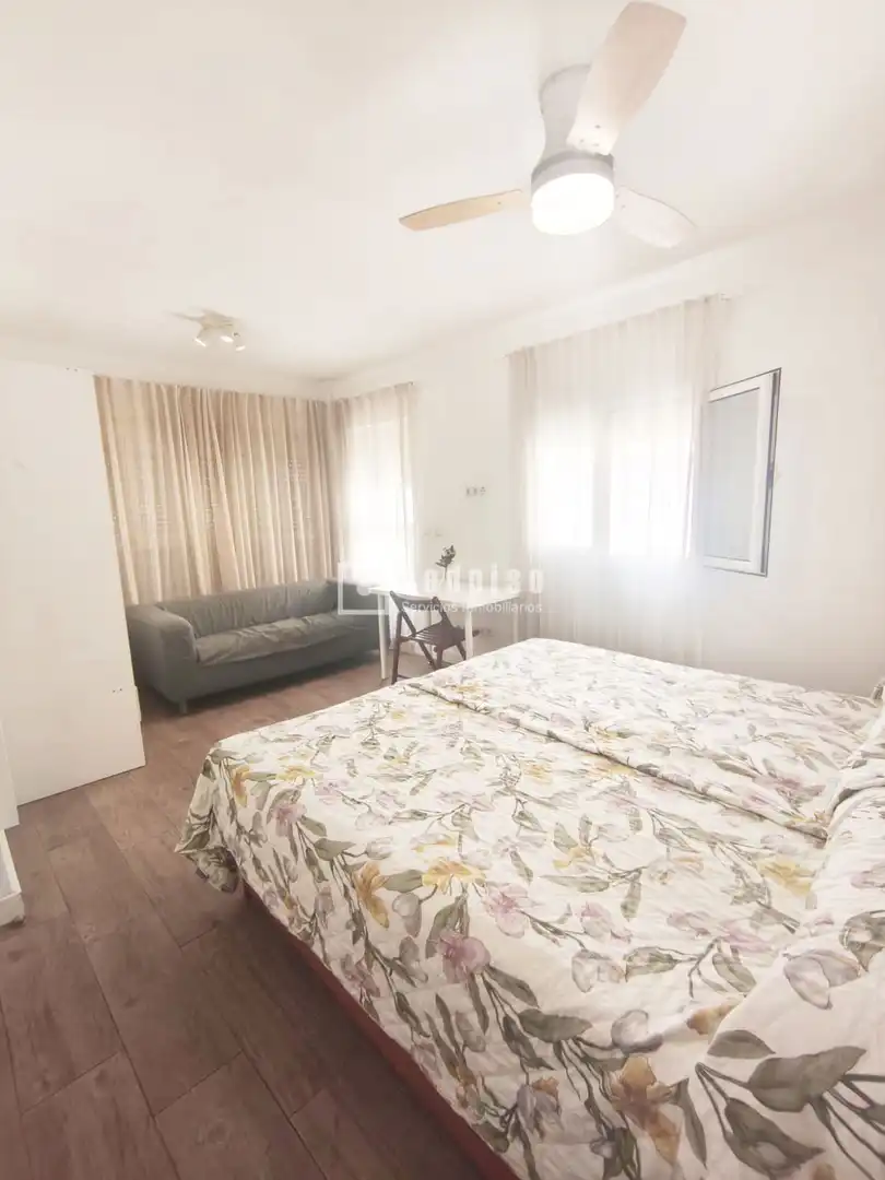 Schlafzimmer von Wohnung zur Miete in Málaga mit Klimaanlage und Parkett