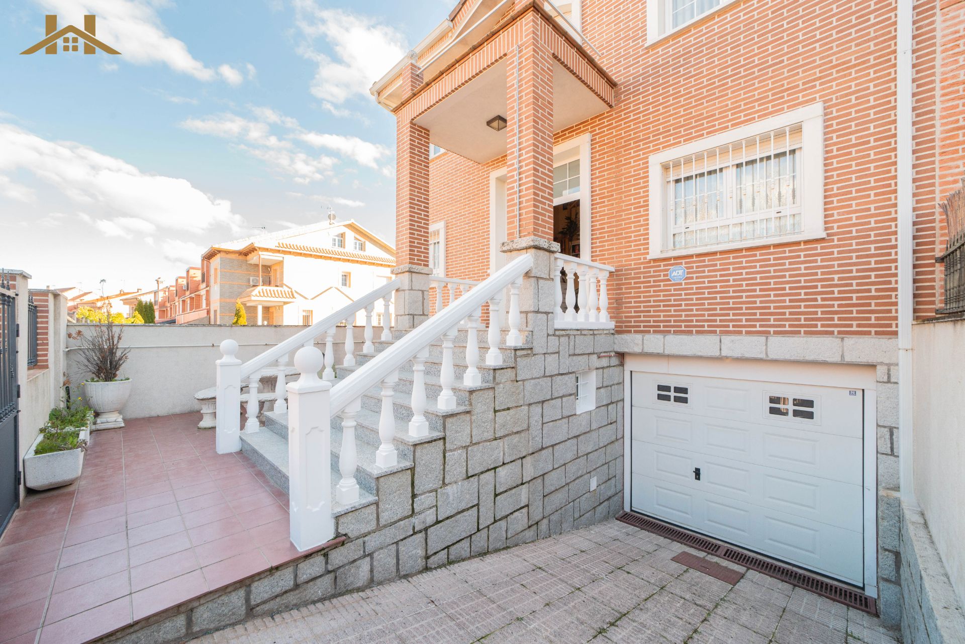 Vista exterior de Casa adosada en venda en Navalcarnero amb Calefacció, Jardí privat i Traster