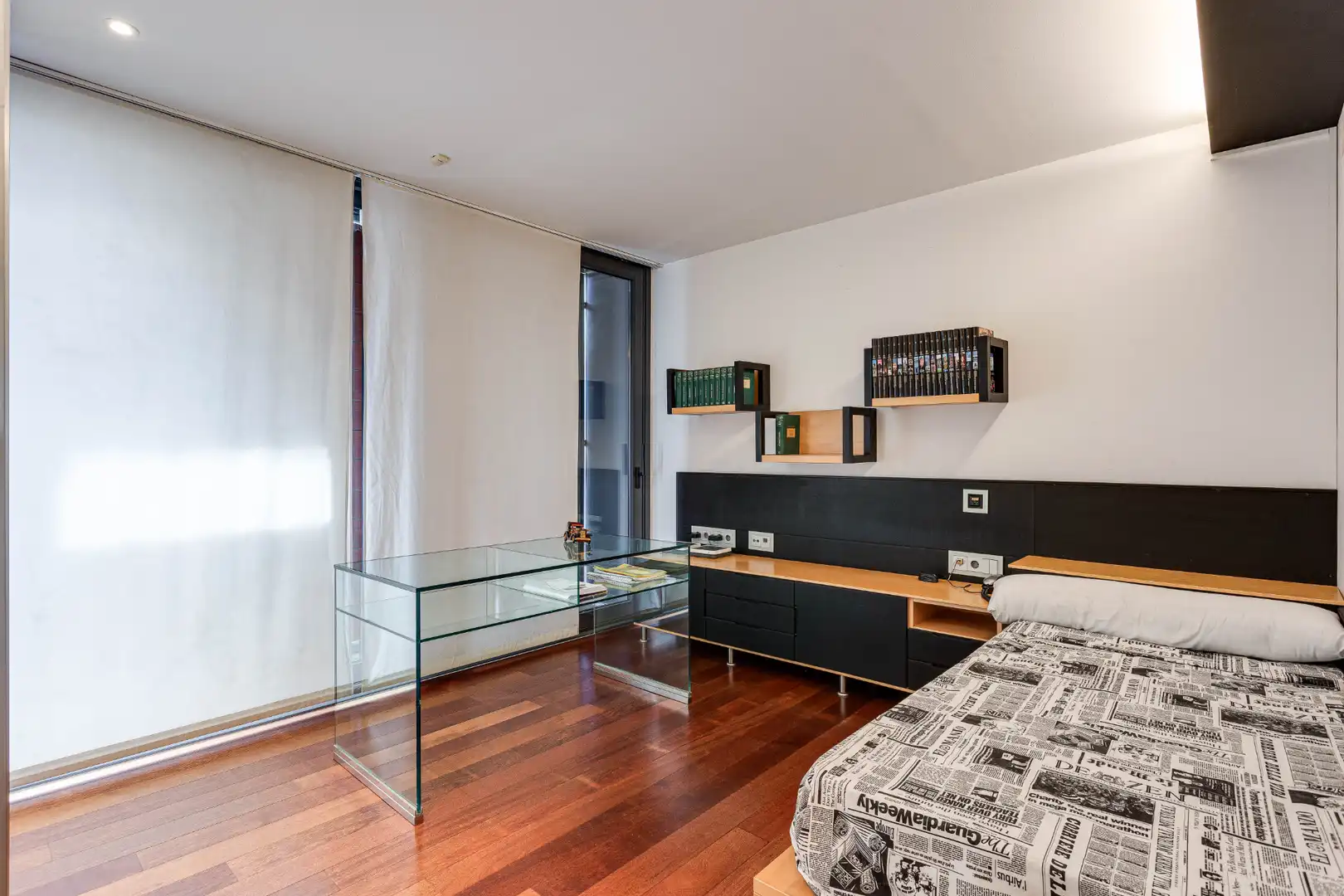 Habitación de Casa adosada en venta en Barcelona con Aire acondicionado, Calefacción y Jardín privado