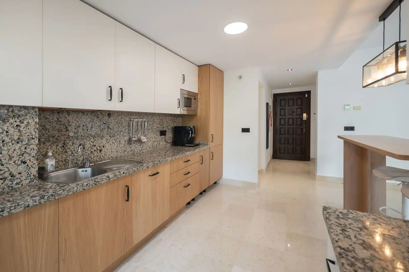 Küche von Wohnung zur Miete in Benahavís mit Klimaanlage, Privatgarten und Terrasse