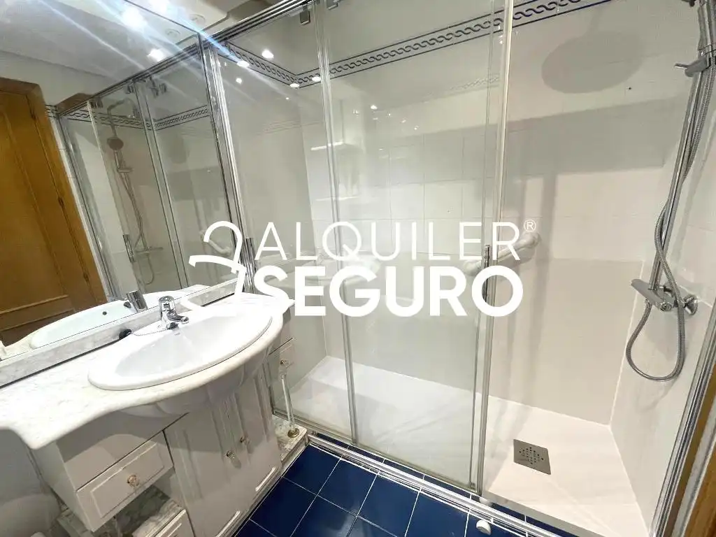 Baño de Piso de alquiler en Madrid con Calefacción y Piscina