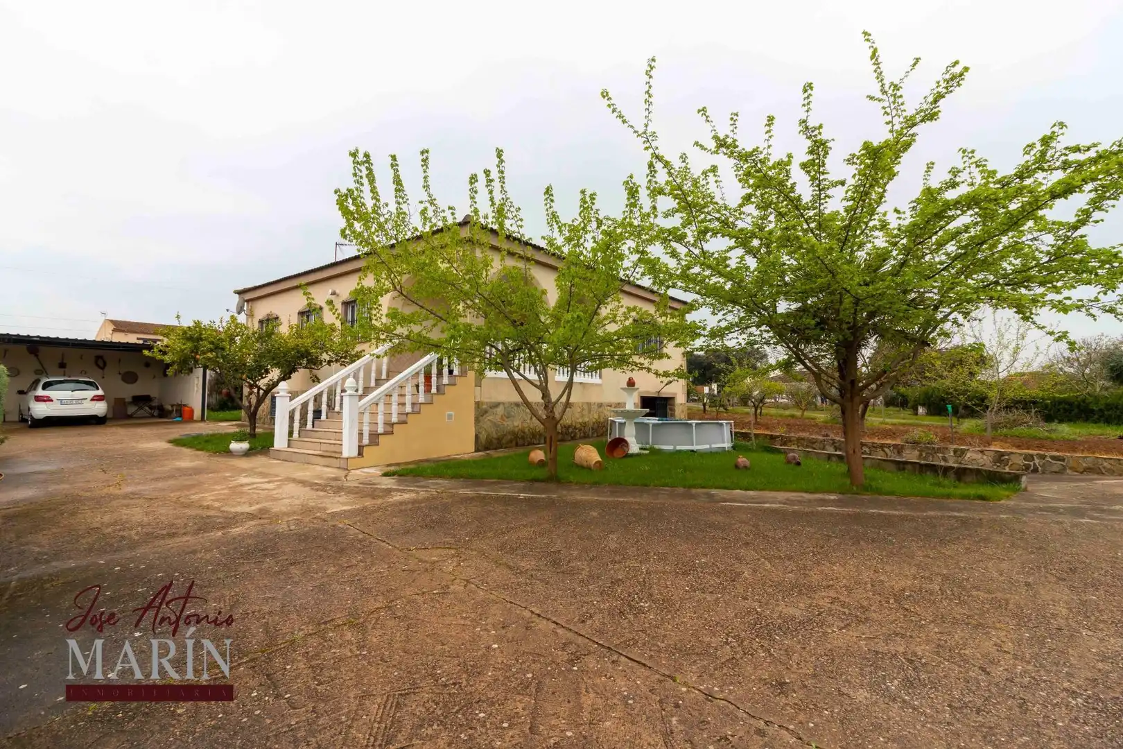 Vista exterior de Casa o xalet en venda en Badajoz amb Terrassa, Traster i Moblat