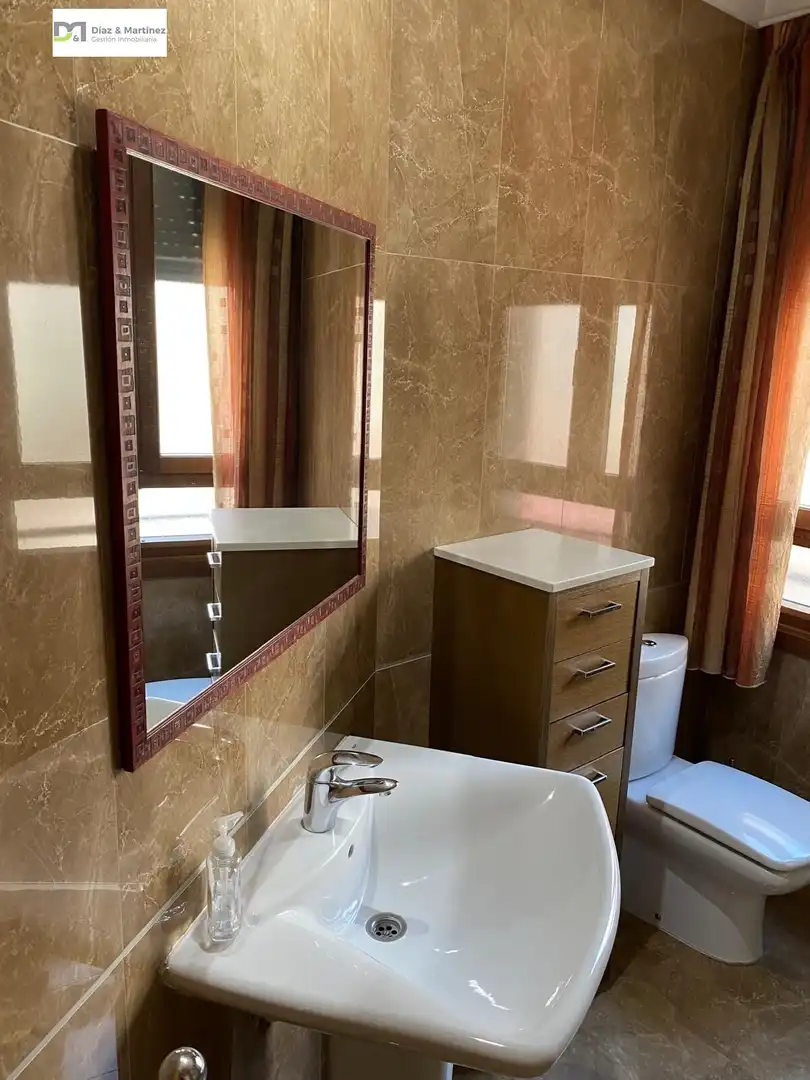Baño de Apartamento en venta en León Capital  con Calefacción, Parquet y Trastero