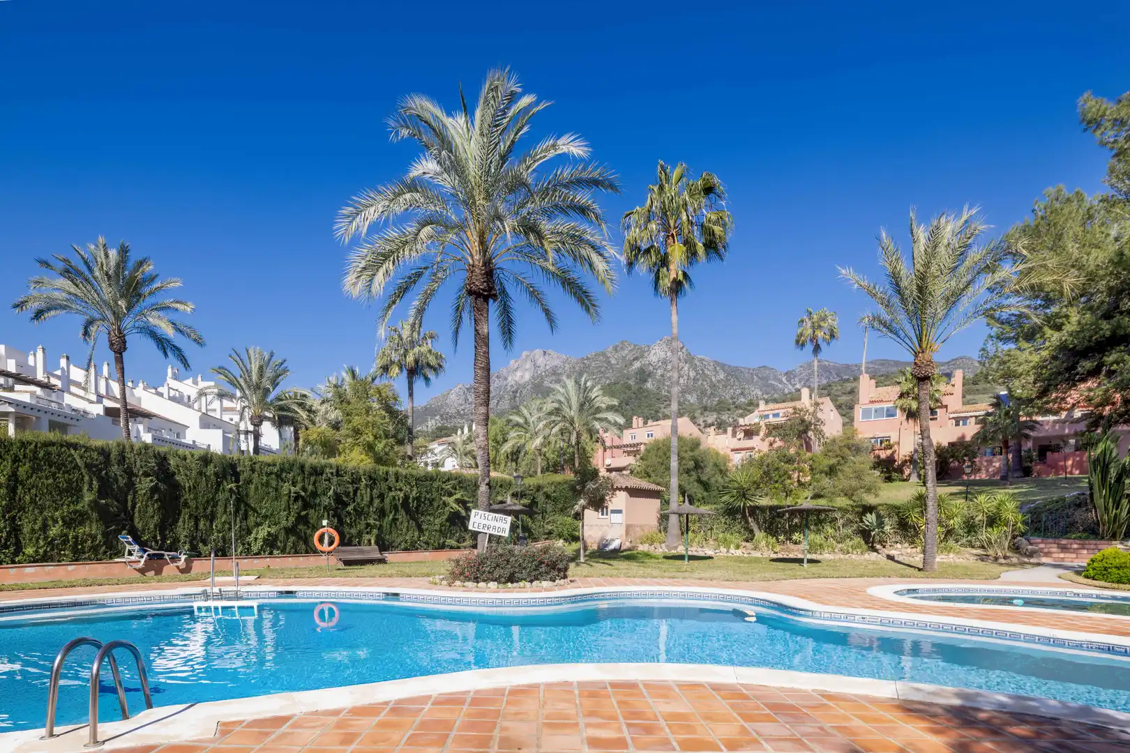 Jardín de Dúplex en venta en Marbella con Terraza, Alarma y Piscina comunitaria