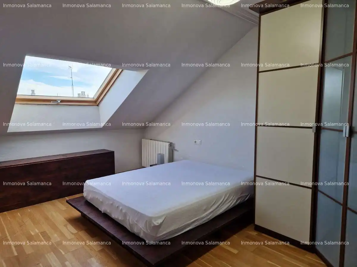 Schlafzimmer von Dachboden zur Miete in Salamanca mit Heizung, Terrasse und Möbliert