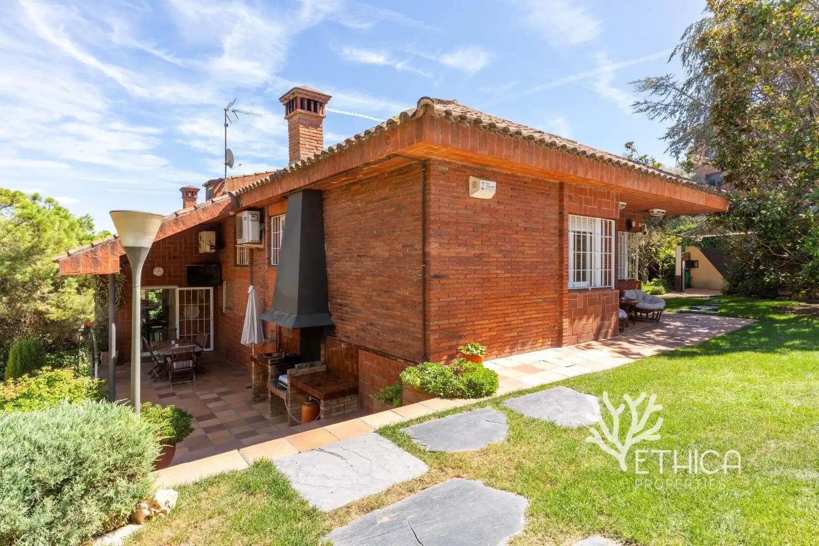 Jardí de Casa o xalet en venda en Cerdanyola del Vallès amb Aire condicionat, Calefacció i Jardí privat