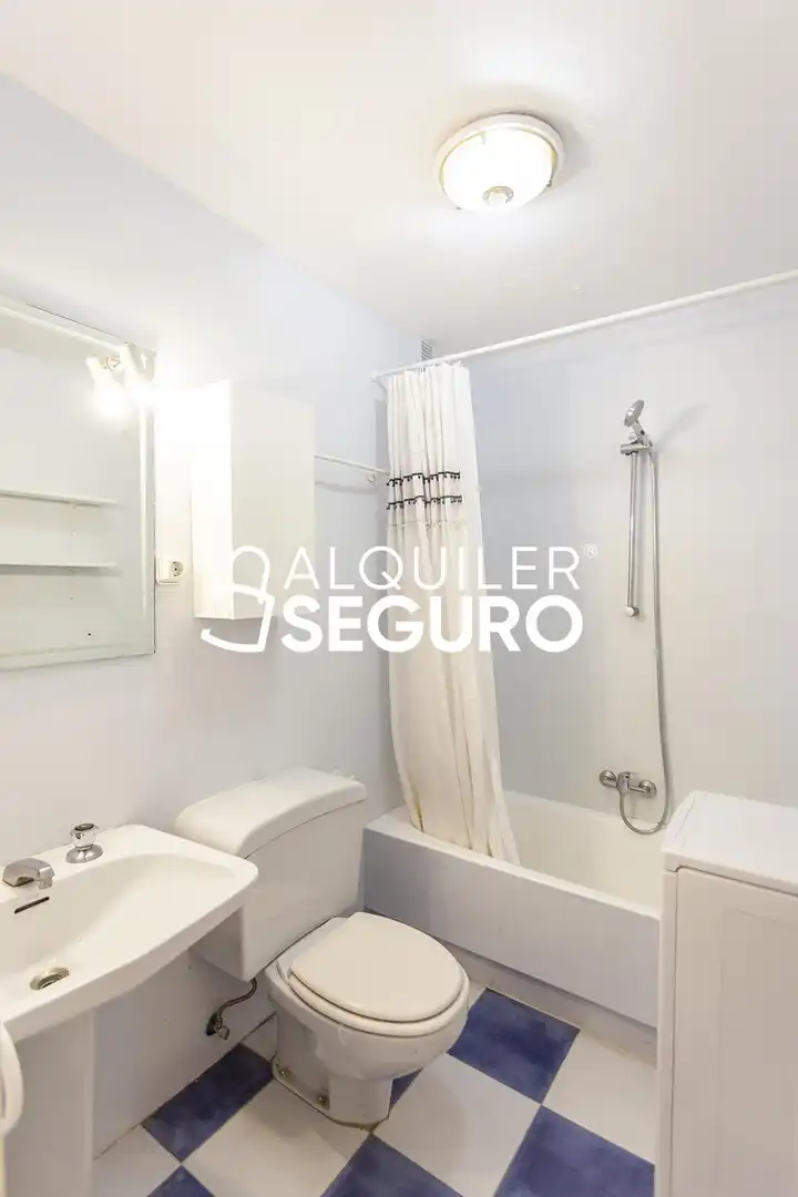 Bathroom of Flat for rent in Madrid  with Heating, Terrace and Furnished