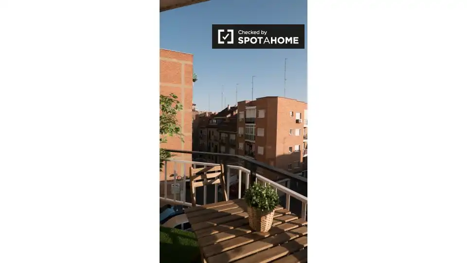 Room in Estación - Parque O'Donnell