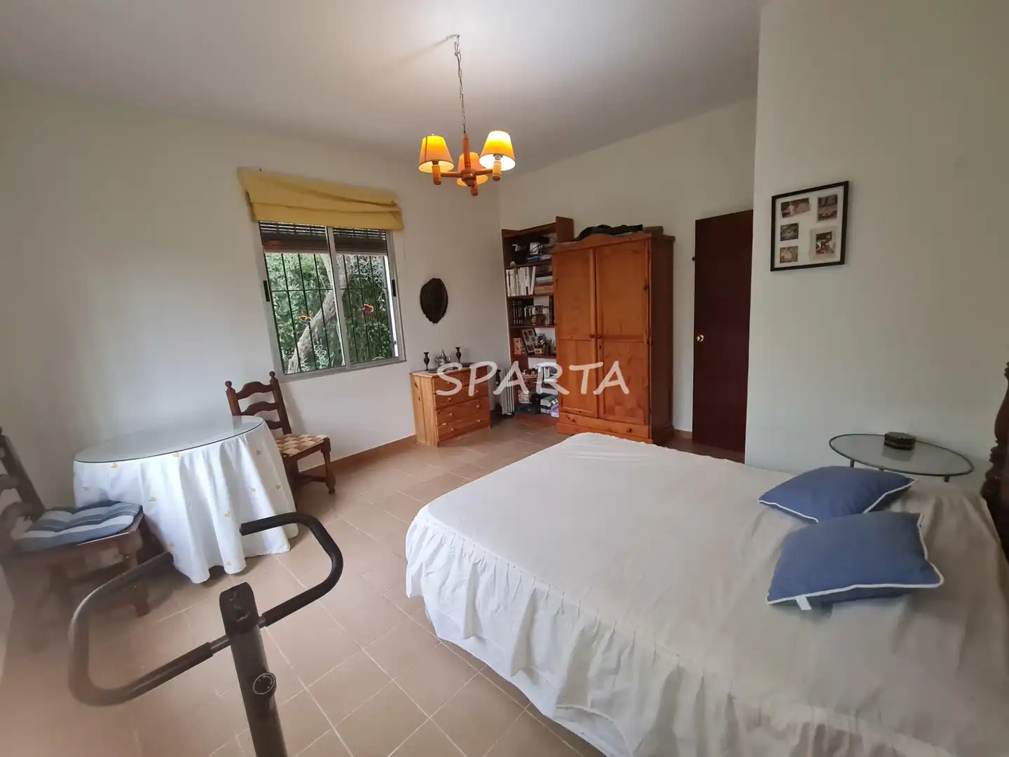 Schlafzimmer von Country house zum Verkauf in Sanlúcar la Mayor mit Privatgarten, Schwimmbad und Ofen