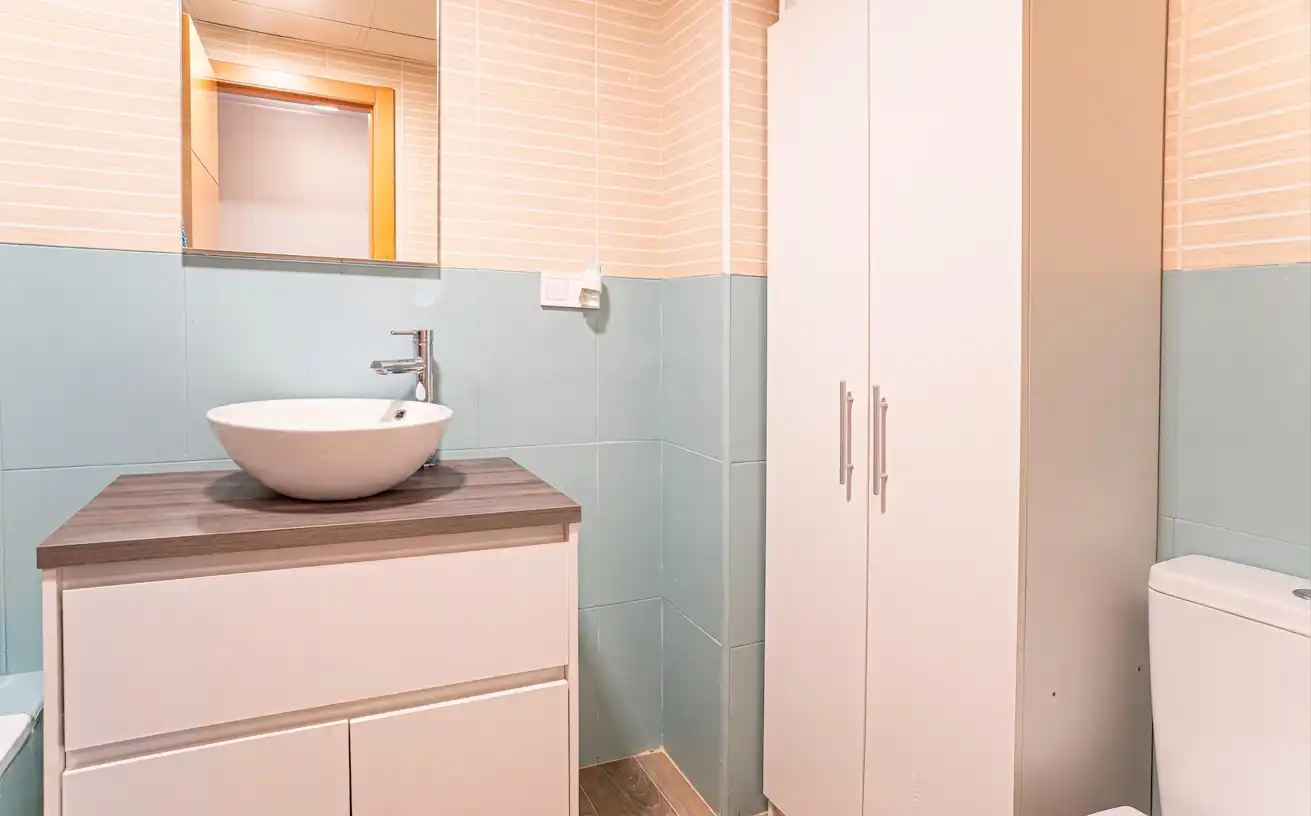 Bathroom of Flat for sale in Vélez-Málaga  with Air Conditioner, Terrace and Community pool