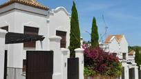 Vista exterior de Casa o xalet en venda en Estepona amb Aire condicionat, Jardí privat i Terrassa