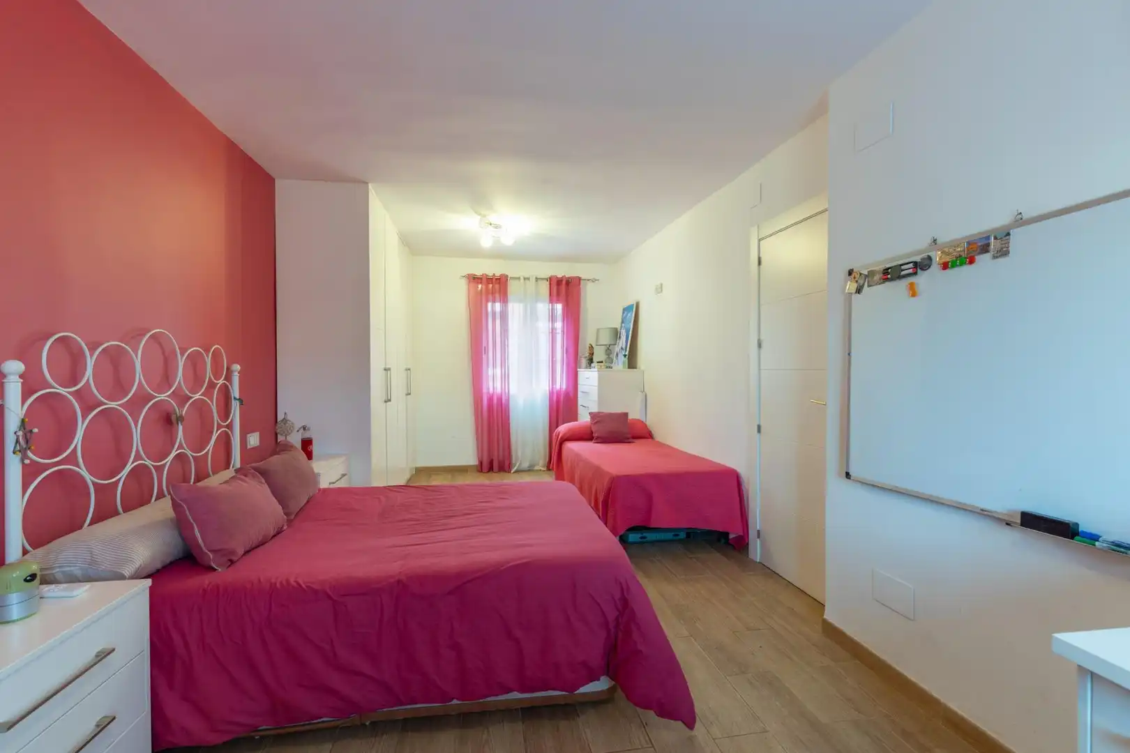 Habitación de Casa o chalet en venta en Madrid con Aire acondicionado, Calefacción y Jardín privado