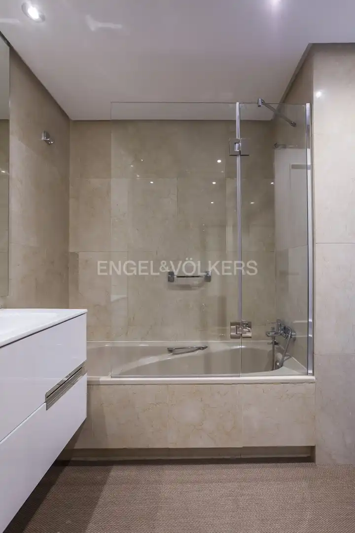 Bathroom of Flat for rent in Madrid  with Air Conditioner, Heating and Parquet flooring